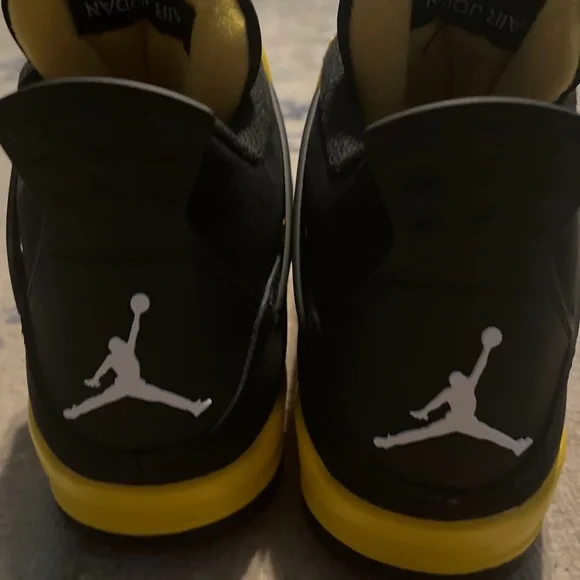 Air Jordan 4 ‘Thunder’